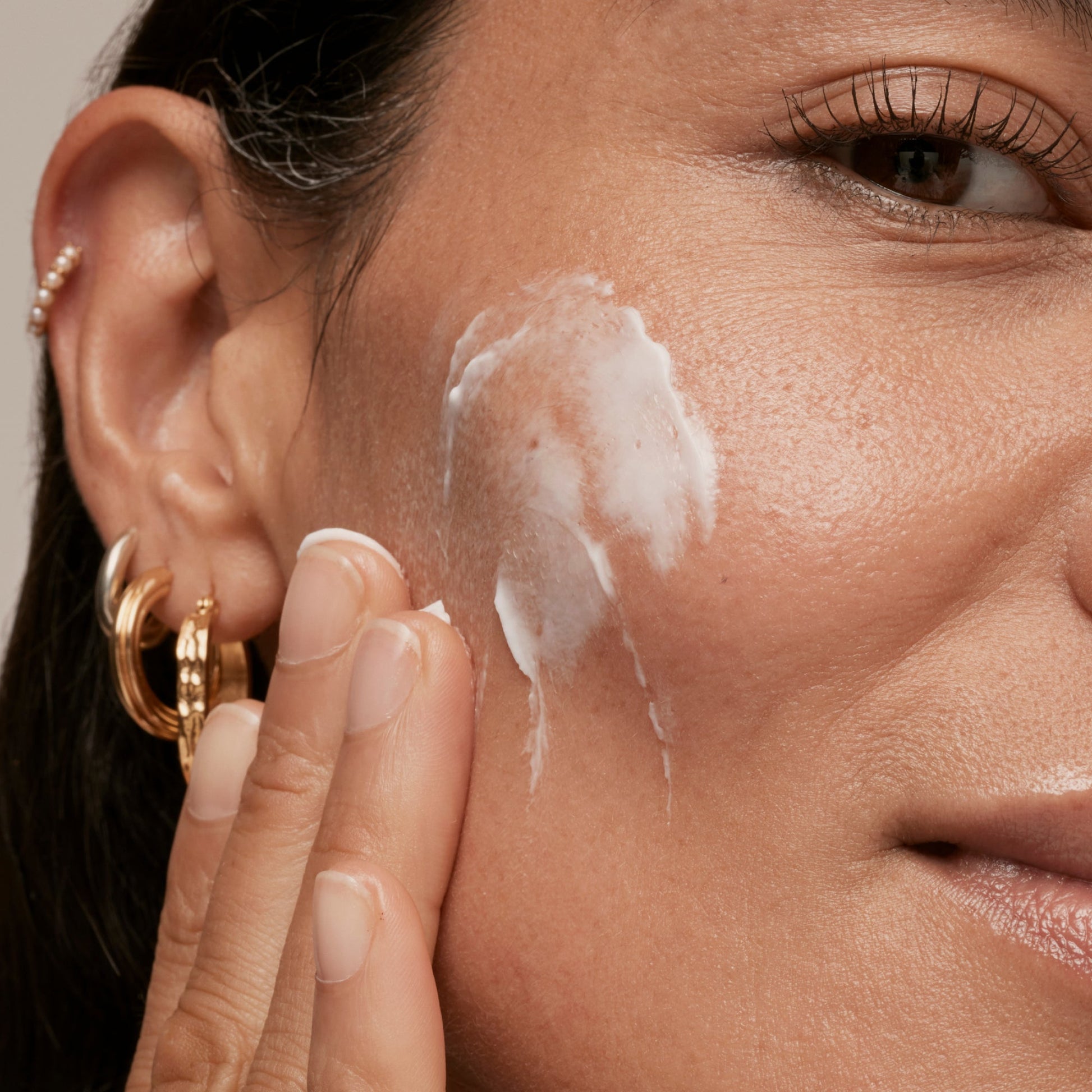 simple-skincare-cleanser-and-ceramide-moisturizer-duo-j3 INKEY_DTC_Bio-ActiveCeramide_Ppage_Model_02_dd0fc443-e441-4e82-ac65-ebe93c1b6365_1.jpg