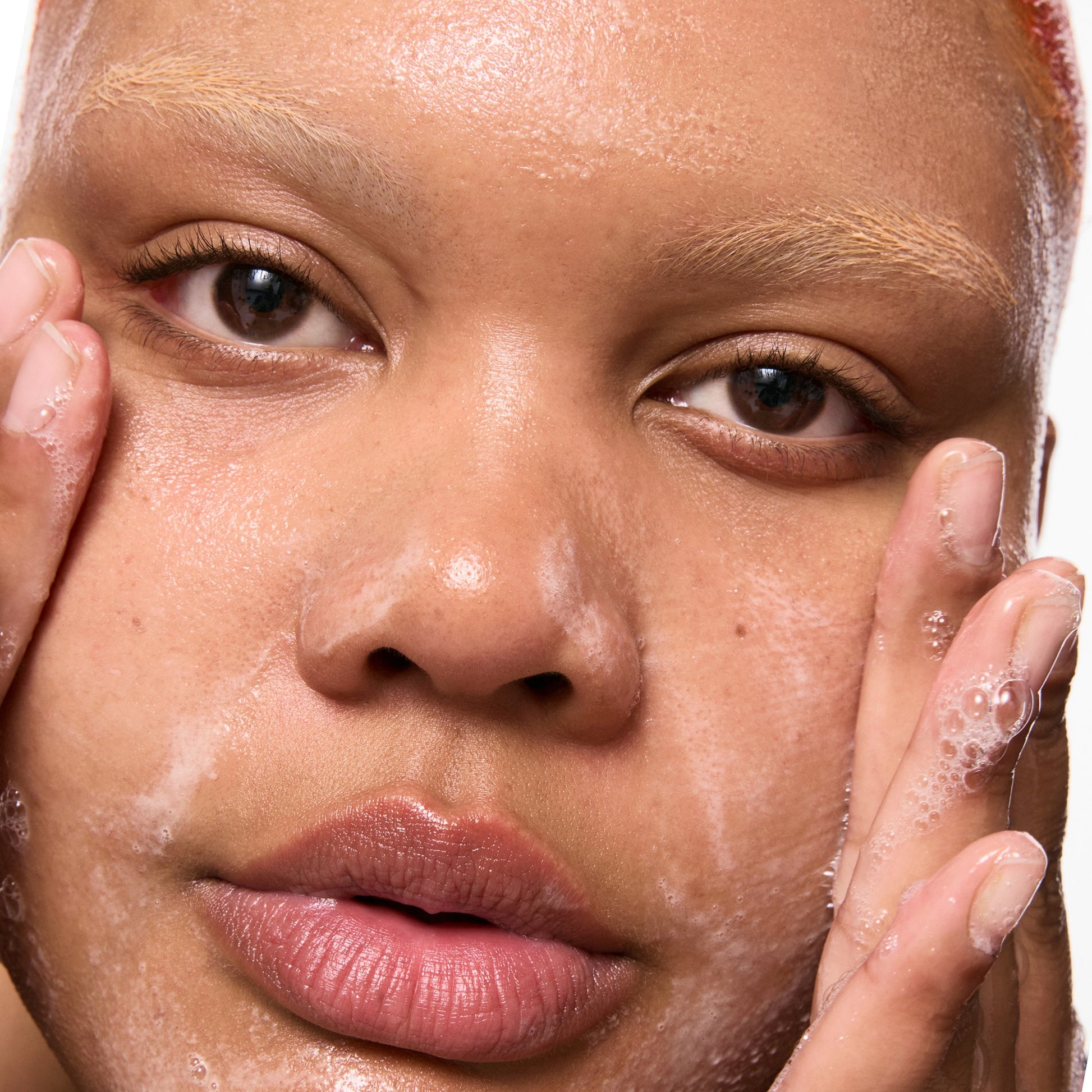 salicylic-acid-cleanser-150ml-l6 Omega50_Model_2000x2000-1_ce0a3018-d6f0-4ed9-a17d-0096b80b29f6.jpg
