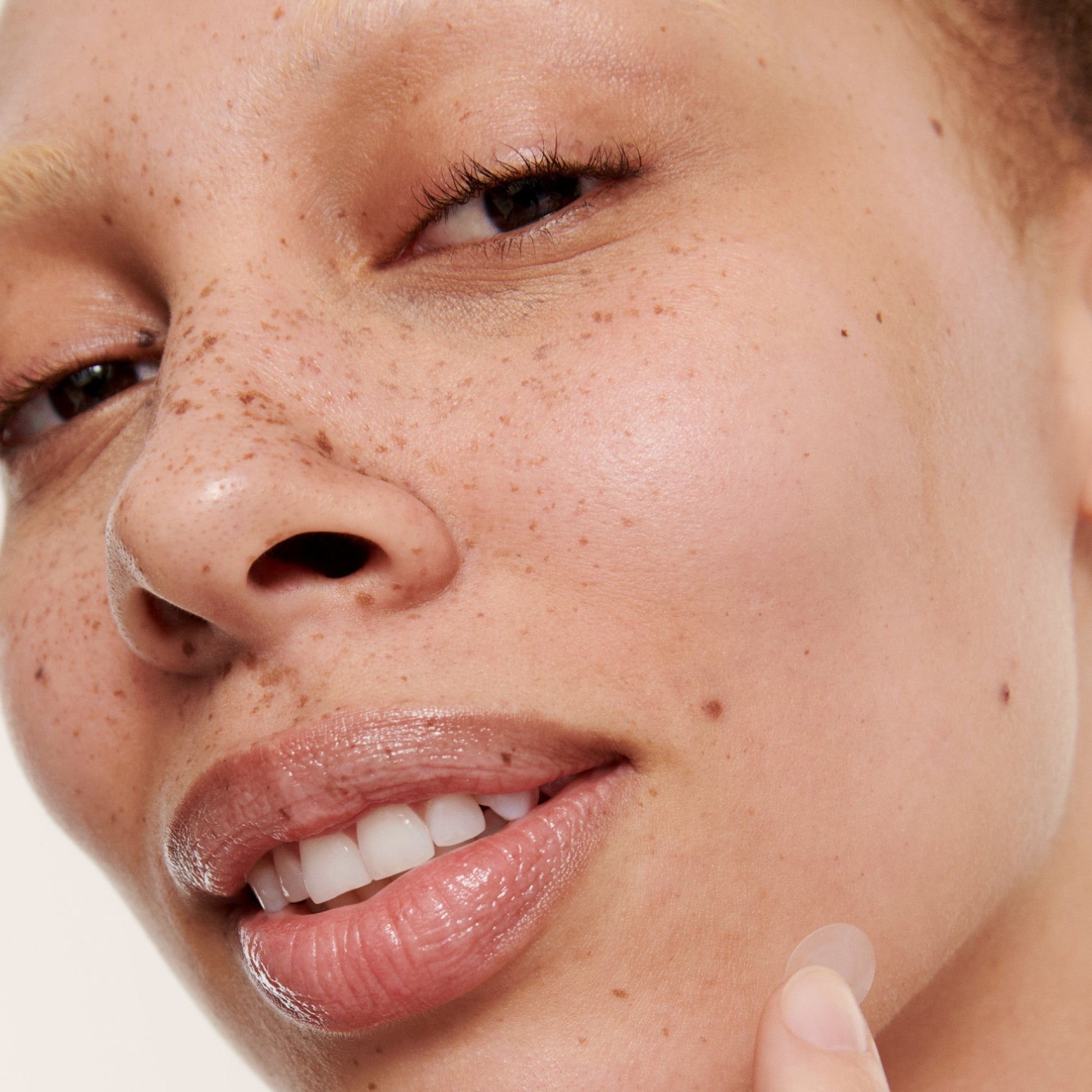 hydrocolloid-invisible-pimple-patches-pack-of-22-t0 Patches-Model3.jpg